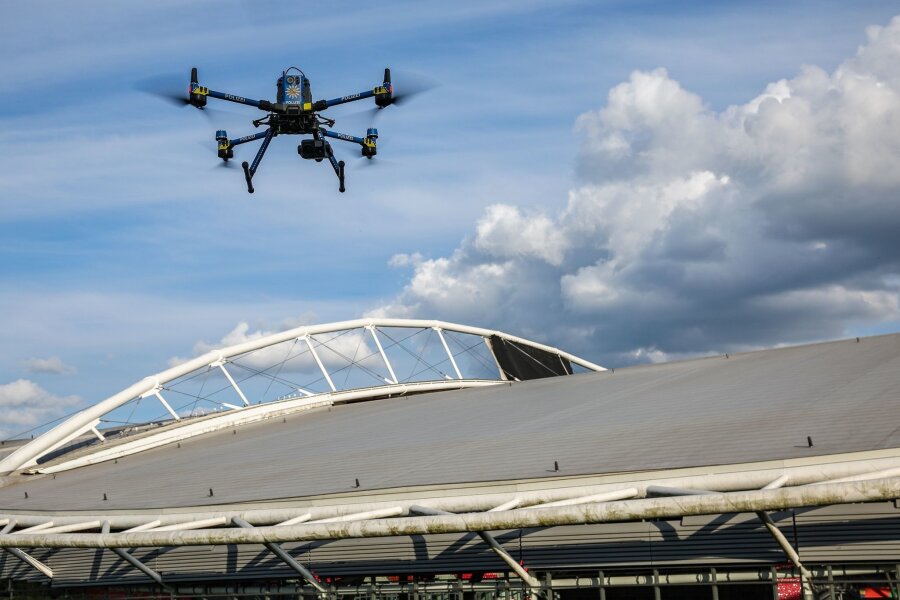 Bilder des Tages vom 11.06.2024 - Sicherheitsüberprüfung aus der Luft: Eine Drohne der sächsischen Polizei fliegt vor dem Start der Fußball-EM über das Leipziger Stadion.
