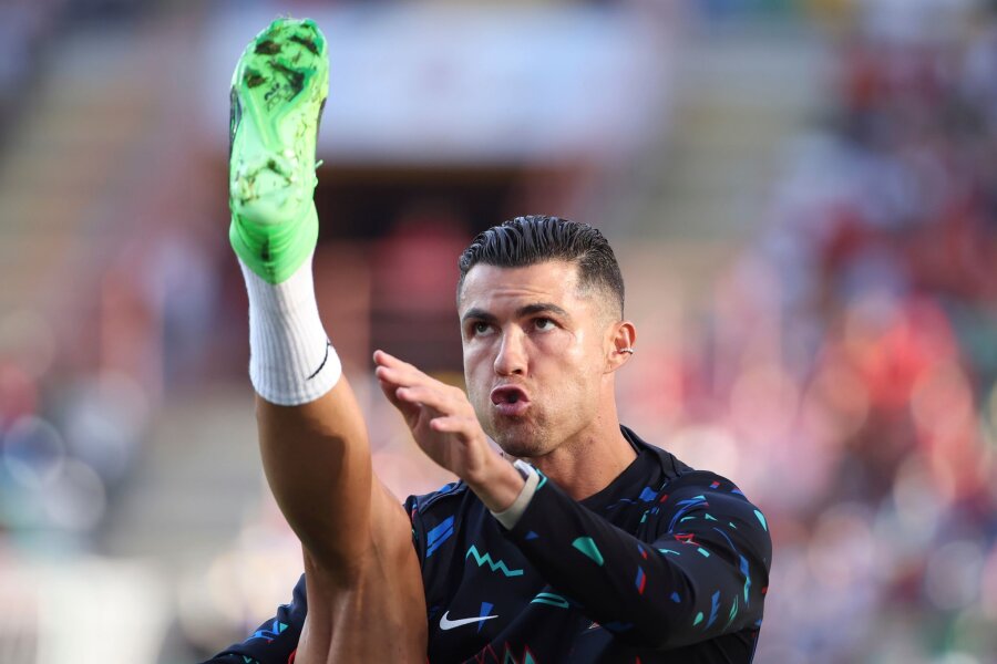 Bilder des Tages vom 11.06.2024 - Hoch das Bein! Cristiano Ronaldo wärmt sich vor dem Spiel Portugal gegen Irland in Aveiro auf.