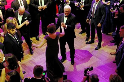 Bilder des Tages vom 12.04.2024 - In Berlin wird der 71. Bundespresseball mit zahlreichen Prominenten gefeiert: Bundespräsident Frank-Walter Steinmeier tanzt mit seiner Frau Elke Büdenbender den Eröffnungswalzer.
