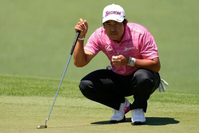 Bilder des Tages vom 12.04.2024 - Hochkonzentriert geht Hideki Matsuyama aus Japan das Spiel in den US Masters beim Golf an: Er setzt zum Putt an.