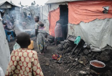 Bilder des Tages vom 12.04.2024 - Eine Alltagssituation aus dem Osten der Demokratischen Republik Kongo: In einem Lager für Binnenvertriebene bereiten Menschen ihre Mahlzeit zu.