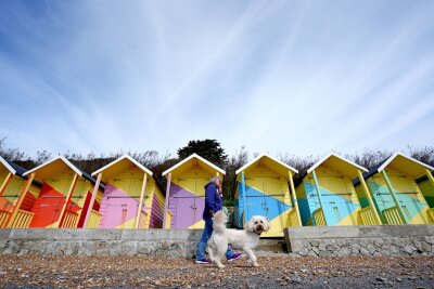 Bilder des Tages vom 12.04.2024 - Spaziergang mit Hund an der Promenade in Folkestone, Kent.
