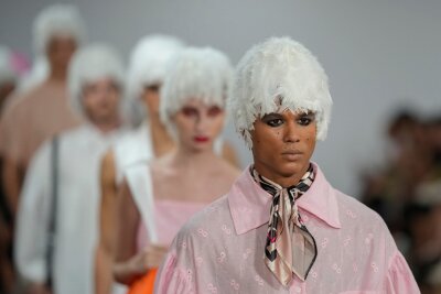 Bilder des Tages vom 12.04.2024 - Models präsentieren Kreationen aus der Silverio-Kollektion während der Fashion Week in Sao Paulo.