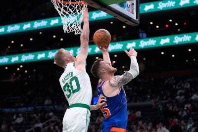 Bilder des Tages vom 12.04.2024 - Basketball: Sam Hauser (30) von den Boston Celtics verteidigt, während Isaiah Hartenstein (55) von den New York Knicks auf den Korb wirft. New York gewinnt  109:118.