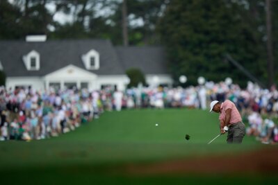 Bilder des Tages vom 12.04.2024 - Golf: Tiger Woods schlägt beim 88. Masters in Augusta am ersten Loch vom Fairway ab.