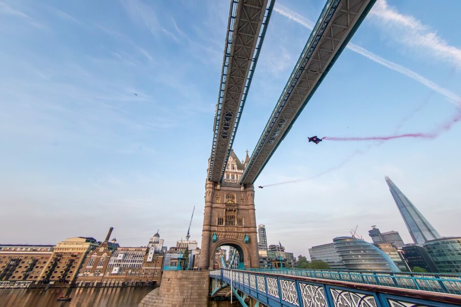Bilder des Tages vom 12.05.2024 - Achtung, fliegende Menschen: Marco Waltenspiel und Marco Fürst aus Österreich fliegen im Wing-Suit durch die Tower Bridge. Die berühmte Londoner Sehenswürdigkeit ist erstmals von Menschen durchflogen worden.