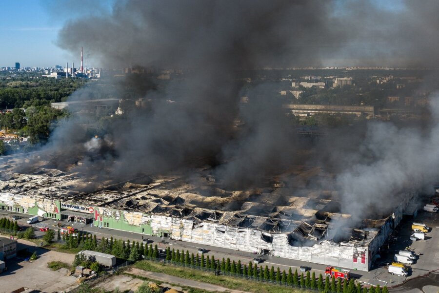 Bilder des Tages vom 12.05.2024 - In Flammen: In einem Warschauer Einkaufszentrum ist ein Großbrand ausgebrochen. Die Feuerwehr war zeitweise mit mehr als 240 Einsatzkräften vor Ort.