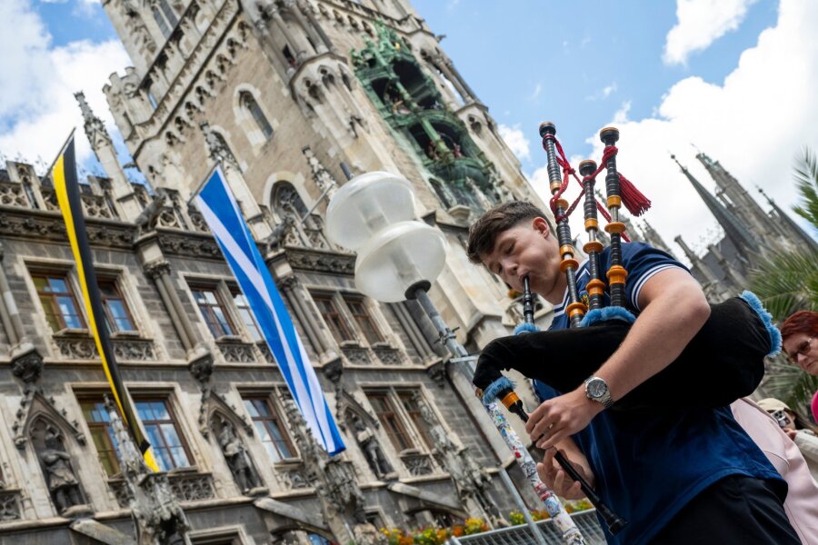Bilder des Tages vom 12.06.2024 - Warmmachen der Fußball-Anhänger: Ein schottischer Fan spielt Dudelsack vor dem Münchner Rathaus. In zwei Tagen spielt Schottland gegen Deutschland im EM-Eröffnungsspiel.