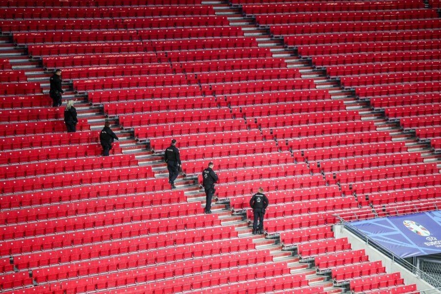 Bilder des Tages vom 12.06.2024 - Sicherheitsüberprüfung im Leipziger Stadion: Am 18. Juni treffen hier Portugal und Tschechien aufeinander.