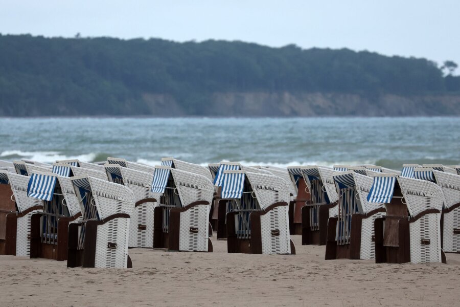 Bilder des Tages vom 12.06.2024 - Strandkörbe stehen schon am frühen Morgen im Ostseebad Warnemünde (Mecklenburg-Vorpommern)für Gäste bereit.