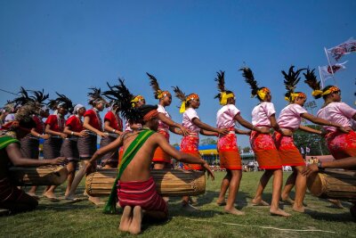 Bilder des Tages vom 13.04.2024 - Fest für den Frühling: Mädchen vom Stamm der Garo führen einen Tanz in der indischen Region Assam auf. Das traditionelle Bihu-Fest läutet das assamesische Neujahr ein.