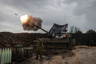 Bilder des Tages vom 13.04.2024 - Israelische Soldaten feuern nahe der Grenze zum Libanon eine mobile Haubitze ab. Während die Sorge vor einem militärischen Flächenbrand im Nahen Osten wächst, hat Israel weitere Ziele im Gazastreifen und im Südlibanon angegriffen.