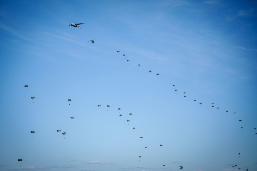 Bilder des Tages  vom 13.05.2024 - Fallschirmjäger der Bundeswehr von der Division Schnelle Kräfte landen bei der Luftlandeübung Swift Response im rumänischen Campia Turzii. Die Nato bezeichnet die Übung als größte Luftlandeoperation in Europa seit dem Zweiten Weltkrieg.