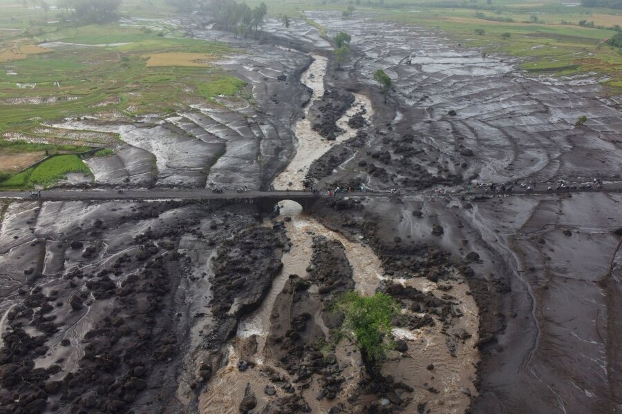 Bilder des Tages vom 13.05.2024 - Was eine Sturzflut auslösen kann, zeigt dieses Bild: Eine Überschwemmung hinterlässt in Indonesien Zerstörung und Schlamm.
