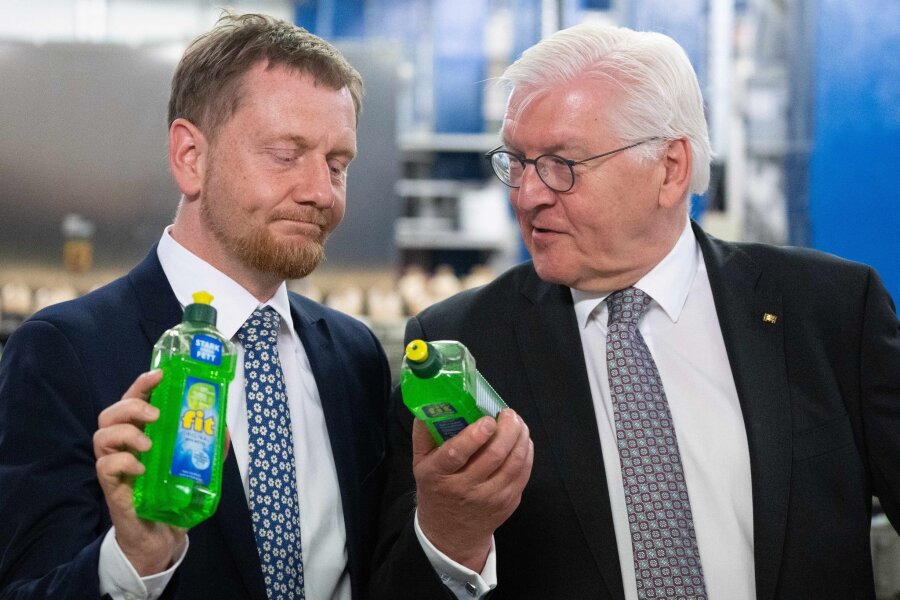Bilder des Tages  vom 13.05.2024 - Sachsens Ministerpräsident Michael Kretschmer (l) und Bundespräsident Frank-Walter Steinmeier besuchen ein Werk des Spülmittelherstellers Fit in Zittau.