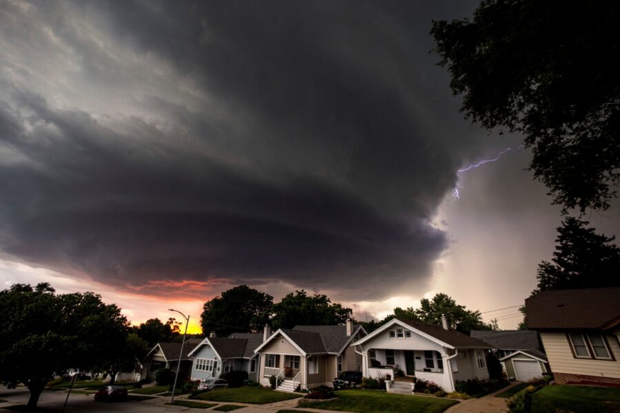 Bilder des Tages vom 13.06.2024 - Ein schweres Gewitter zieht über Omaha im US-Bundestaat Nebraska hinweg.