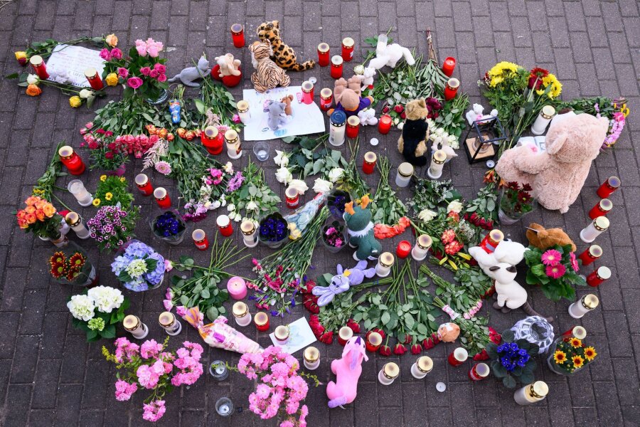 Bilder des Tages vom 13.06.2024 - Blumen, Kerzen und Teddybären: Die tot aufgefundene Valeriia aus dem sächsischen Döbeln ist Opfer eines Verbrechens geworden.