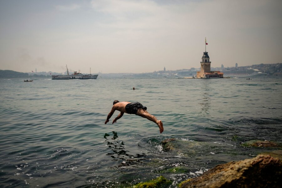 Bilder des Tages vom 13.06.2024 - In Istanbul ist der Sommer angekommen - an heißen Tagen mit Temperaturen von bis zu 30 Grad braucht es auch mal eine Abkühlung. Gut, dass die türkische Metropole einige Traumstrände zu bieten hat.