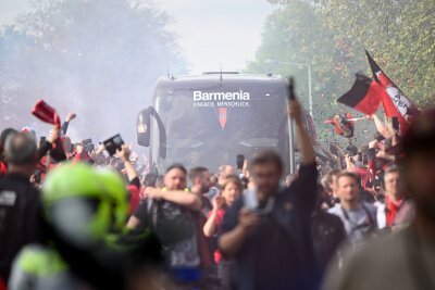 Bilder des Tages vom 14.04.2024 - Ausgelassene Stimmung vor dem Stadion: Leverkusener Fans empfangen den Bus ihrer Mannschaft zum Spiel gegen den SV Werder Bremen. Bayer 04 Leverkusen hat zum ersten Mal die deutsche Fußball-Meisterschaft gewonnen.