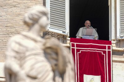 Bilder des Tages vom 14.04.2024 - Papst Franziskus spricht das Mittagsgebet Regina Coeli aus dem Fenster seines Ateliers und warnt dabei vor einer "Spirale der Gewalt" im Nahostkonflikt.
