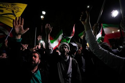 Bilder des Tages vom 14.04.2024 - Vor der britischen Botschaft in Teheran kommen zahlreiche Demonstrierende zu einer anti-israelischen Versammlung zusammen. Trotz internationaler Warnungen hat der Iran Israel erstmals direkt angegriffen.
