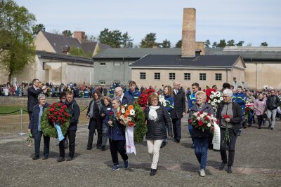 Bilder des Tages vom 14.04.2024 - Anlässlich des 79. Jahrestages der Befreiung des Frauen-Konzentrationslagers Ravensbrück, legen zahlreiche Menschen Blumenkränze nieder.