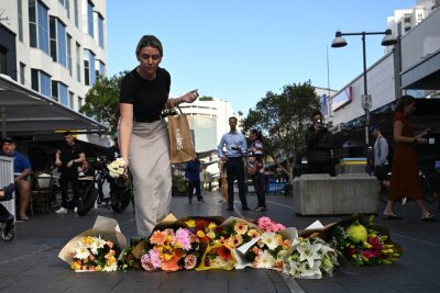 Bilder des Tages vom 14.04.2024 - Anwohner legen Blumen in der Nähe des Tatorts eines Messerangriffs in einer Mall in Sydney, Australien, nieder.