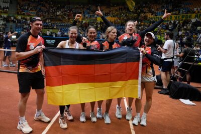 Bilder des Tages vom 14.04.2024 - Billie Jean King Cup: Das Deutsche Team feiert nach dem Sieg über Brasilien beim Billie Jean King Tennis Cup.