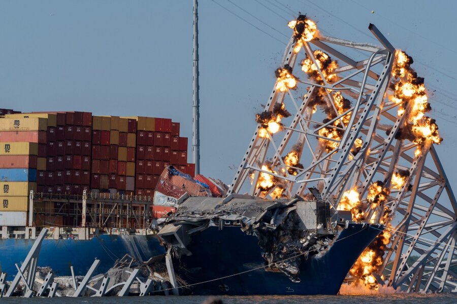 Bilder des Tages vom 14.05.2024 - Eine kontrollierte Sprengladungen soll Teile der eingestürzten Francis Scott Key Bridge, die auf dem Containerschiff Dali liegt, in Baltimore zum Einsturz zu bringen.