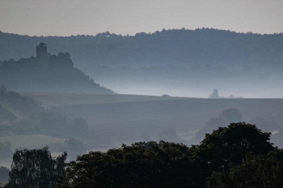 Bilder des Tages vom 14.05.2024 - Idyllischer Anblick am Morgen: Die Burgfalknerei Hohenbeilstein ist noch vom Nebel umgeben und es entsteht eine mystische Stimmung.