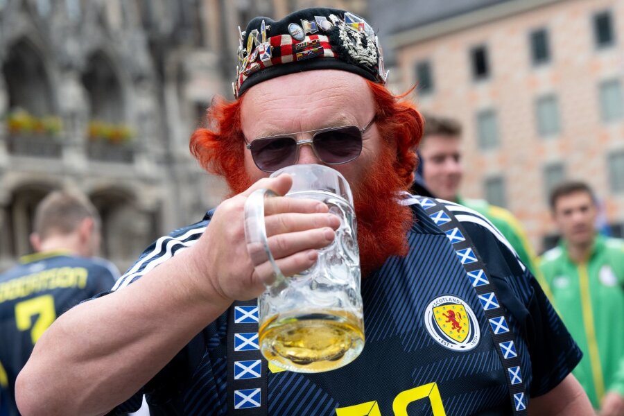 Bilder des Tages vom 14.06.2024 - Wohl bekomm's! Ein Schottland-Fan vor dem EM-Eröffnungsspiel gegen Deutschland auf dem Marienplatz in München.
