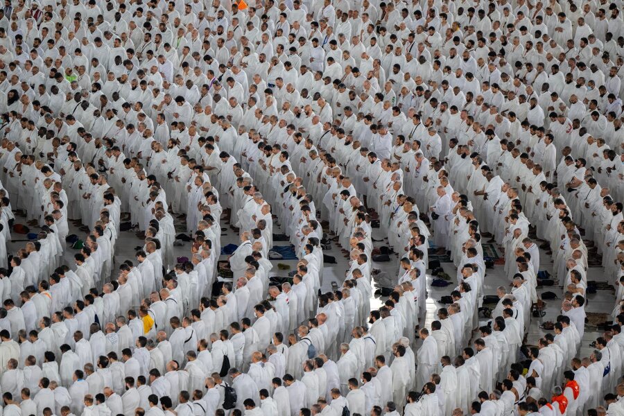 Bilder des Tages vom 14.06.2024 - Im Glauben vereint: Muslimische Pilger beten vor der al-Ka'ba in Mekka zu Beginn der jährlichen Hadsch-Pilgersaison.