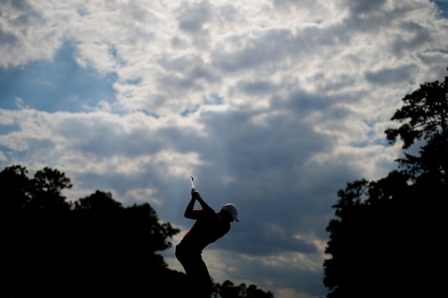 Bilder des Tages vom 14.06.2024 - Er zählt zu den Besten seines Sports: Golfer Rory McIlroy aus Nordirland. Hier holt er bei den US Open in Pinehurst im Bundesstaat North Carolina zum Schlag aus. Das Turnier hat der 35-Jährige 2011 schon einmal gewonnen.