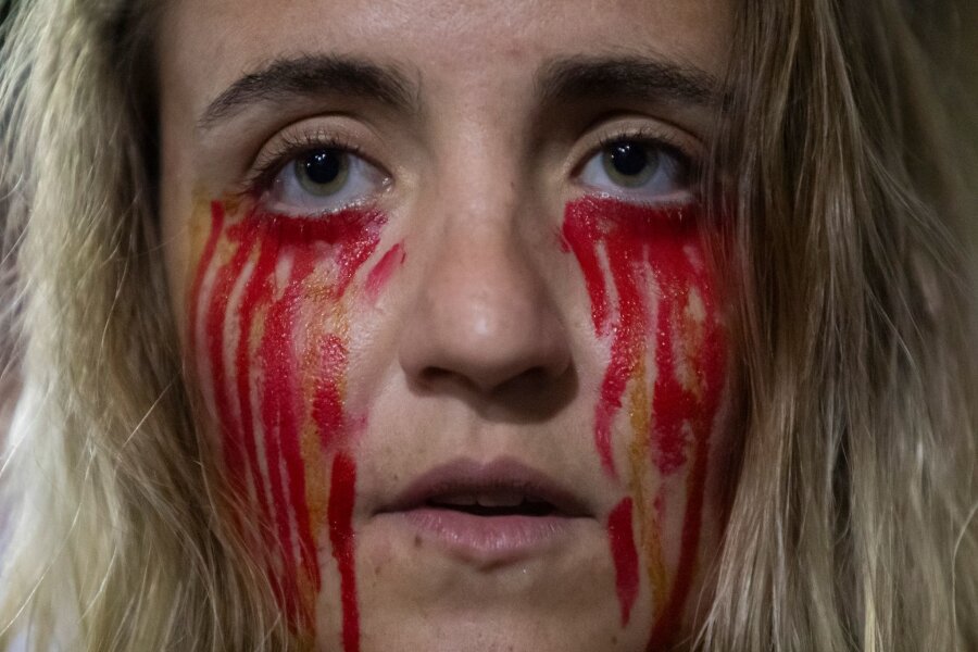 Bilder des Tages vom 14.06.2024 - Protest mit blutrot bemaltem Gesicht in Rio de Janeiro gegen einen Gesetzesentwurf, der die Abtreibung kriminalisieren soll.
