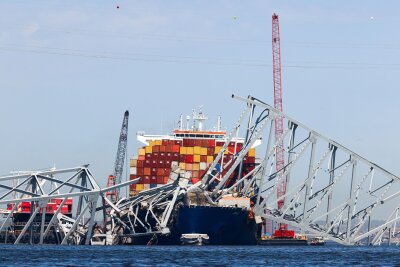Bilder des Tages vom 15.04.2024 - Der Wiederaufbau lässt auf sich warten: Die eingestürzte Francis-Scott-Key-Brücke liegt noch immer auf dem Containerschiff Dali. Die US-Bundespolizeibehörde FBI leitet nun offenbar ein Ermittlungsverfahren ein.