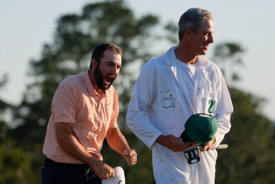 Bilder des Tages vom 15.04.2024 - Golf: Scottie Scheffler (l) gewinnt zum zweiten Mal die US Masters.