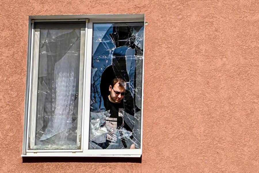 Bilder des Tages vom 15.06.2024 - Hinter zerbrochenem Fenster: Ein Mann im russischen Belgrograd in seinem Haus nach einem Beschuss durch die Ukraine.