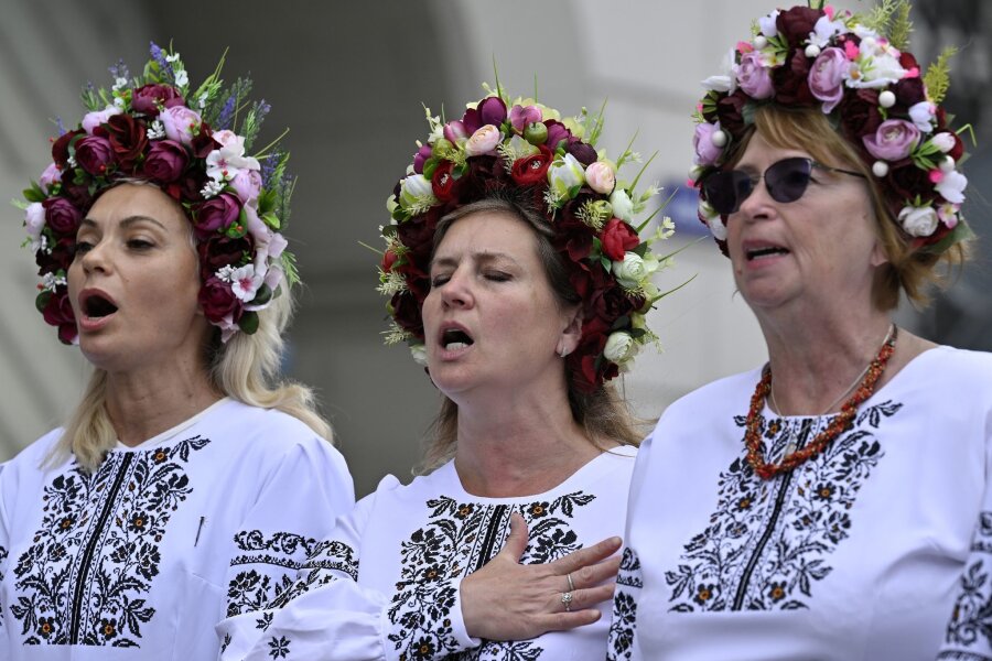 Bilder des Tages vom 15.06.2024 - Ode an die Freude: Ein Chor von über 70 ukrainischen Flüchtlingen führt im schweizerischen Luzern Beethovens bekanntes Stück auf. Anlass ist die Ukraine-Friedenskonferenz, die auf dem nahegelegenem Bürgenstock stattfindet.