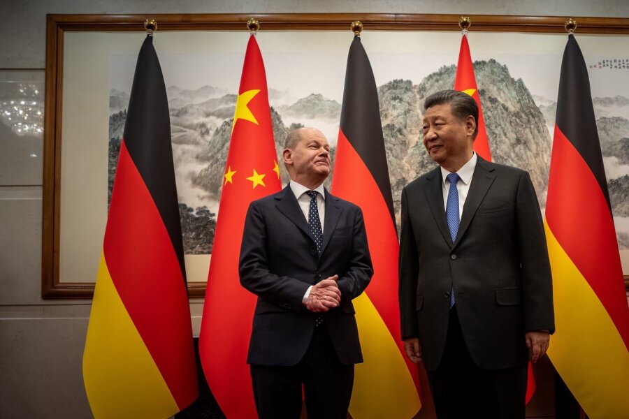 Bilder des Tages vom 16.04.2024 - Bundeskanzler Olaf Scholz (l) wird von Chinas Staatschef Xi Jinping im Staatsgästehaus in Peking empfangen.