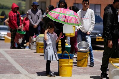 Bilder des Tages vom 16.04.2024 - Wasserrationierung: Anwohner stellen sich in La Calera am Stadtrand von Bogota in einer Schlange auf, um Wasser aus einem Lastwagen zu holen. Angesichts der Dürre, die mit dem Wetterphänomen El Niño zusammenhängt, haben mehrere Regionen Kolumbiens Maßnahmen ergriffen, um den Wasserverbrauch zu drosseln.