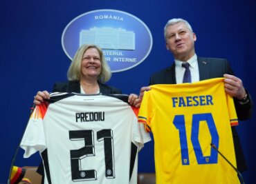 Bilder des Tages vom 16.04.2024 - Bundesinnenministerin Nancy Faeser und ihr rumänischer Amtskollege Marian Catalin Predoiu halten nach einer gemeinsamen Pressekonferenz Trikots der jeweiligen Fussball-Nationalmannschaft in den Händen.