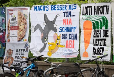 Bilder des Tages vom 16.04.2024 - Von Freunden und Eltern gestaltete "Abi-Plakate" hängen am Zaun eines Gymnasiums in Frankfurt. In Hessen starten die schriftlichen Abiturprüfungen.