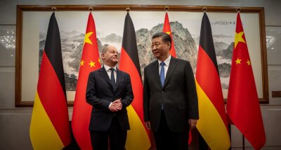 Bilder des Tages vom 16.04.2024 - Bundeskanzler Olaf Scholz (l) wird von Chinas Staatschef Xi Jinping im Staatsgästehaus in Peking empfangen.
