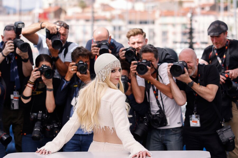 Bilder des Tages vom 16.05.2024 - Anya Taylor-Joy wurde mit "Das Damengambit" berühmt, nur wenig später steht sie schon auf dem roten Teppich der Filmfestspiele in Cannes. Auch dank der Strass-besetzten Kopfbedeckung mit langen Glitzer-Fransen war sie ein echter Hingucker.