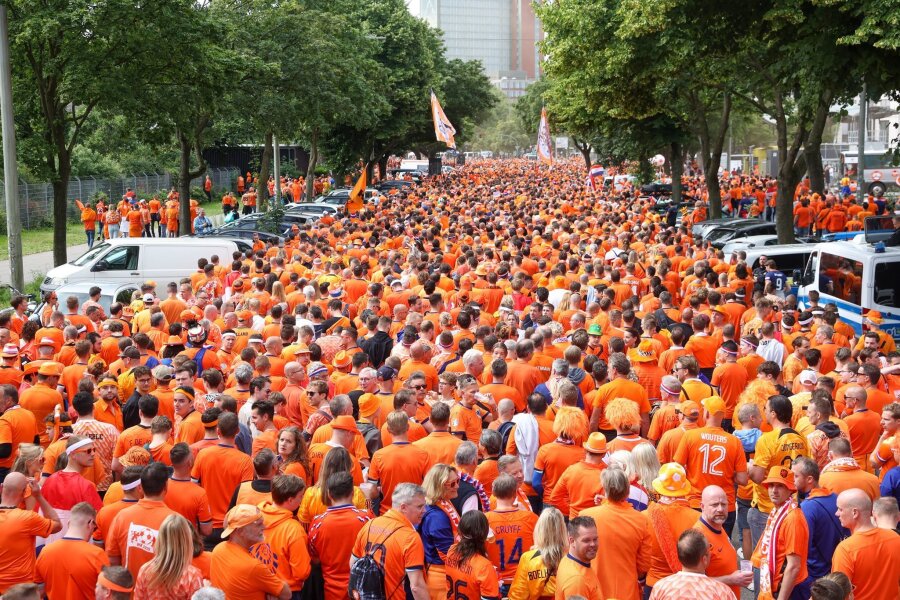 Bilder des Tages vom 16.06.2024 - Oranje, so weit das Auge reicht: Niederländische Fans feiern bei einem Fanmarsch in Hamburg.