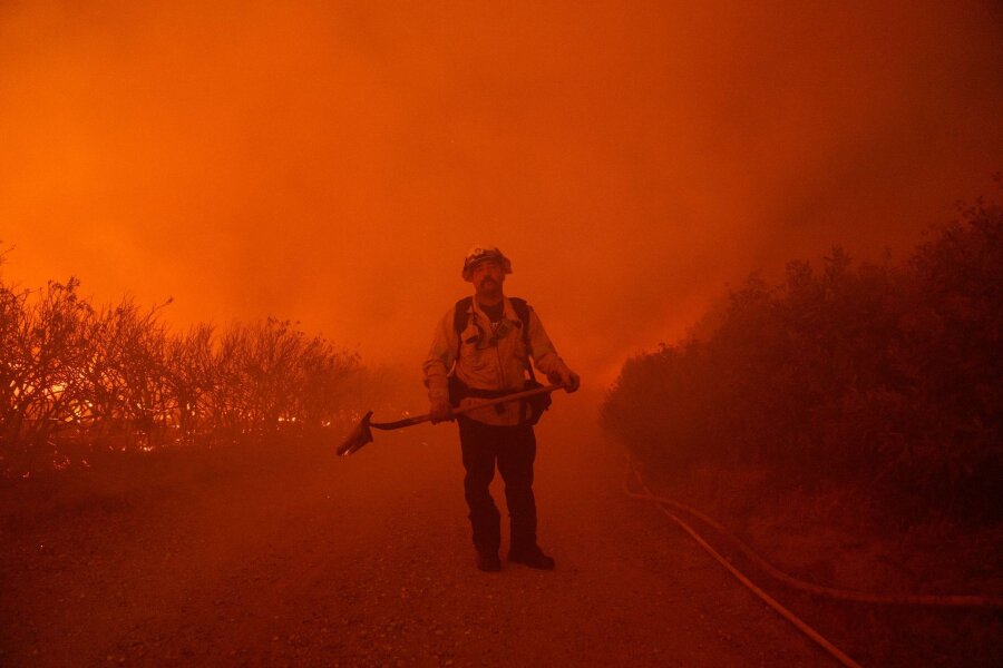 Bilder des Tages vom 16.06.2024 - Ein Feuerwehrmann muss im kalifornischen Gorman dem Fortschreiten der Vegetationsbrände während des Post Fires, das gerade in Kalifornien wütet, zuschauen.