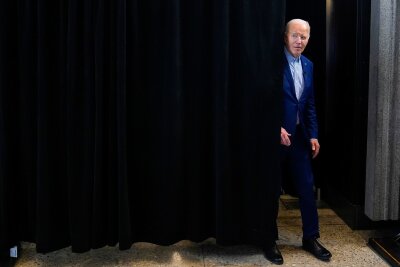 Bilder des Tages vom 17.04.2024 - Vorhang auf für Joe Biden: Der US-Präsident begrüßt die Stahlarbeiter in der Zentrale der United Steelworkers in Pittsburgh.
