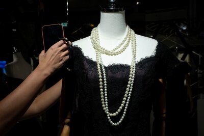 Bilder des Tages vom 17.04.2024 - Wirbel um ein Kleid, das mehr ist als Seide und Spitze: Prinzessin Diana trug dieses Abendkleid im Jahr 1987, jetzt soll es in Hongkong versteigert werden. Für einen stolzen Preis: Das Kleid ist auf 200.000 bis 400.000 US-Dollar geschätzt.