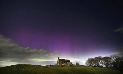 Bilder des Tages vom 17.04.2024 - Ein erhabenes Schauspiel: Das Polarlicht, auch bekannt als Nordlicht, erhellt den Himmel kurz vor Mitternacht über der St. Aidan's Church im britischen Dorf Thockrington.