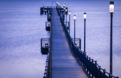 Bilder des Tages vom 17.04.2024 - So friedlich, so menschenleer: die Seebrücke an der Wismarbucht am frühen Morgen.